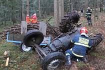 Tragická nehoda v Prostřední Bečvě: převrácený traktor usmrtil muže.