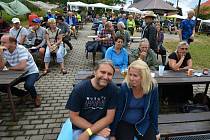 Téměř tři stovky věrných návštěvníků přijely 27. července 2019 i přes uplakané počasí na Pulčín na 24. Amfolkfest.