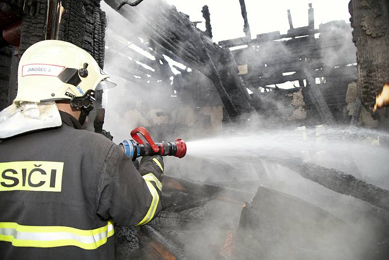 Památkově chráněnou chatu Libušín na Pustevnách v Beskydech zničil v noci 3. března 2014 rozsáhlý požár. Po šesti letech se povedlo chatu obnovit.