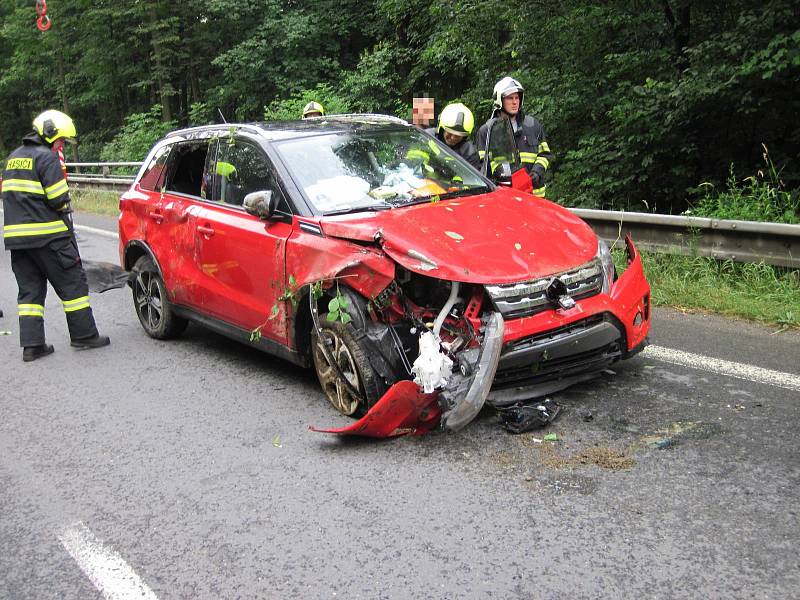 Řidička skončila s autem na střeše v potoce