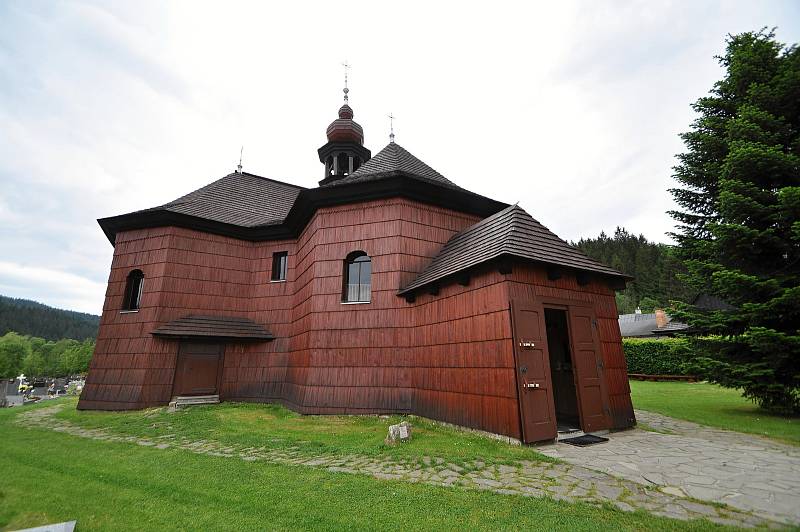 Záběry na dřevěný kostel Panny Marie Sněžné ve Velkých Karlovicích nemohly v seriálu Doktor Martin chybět.