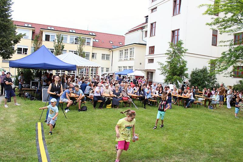 Oslavit 90 let Masarykova gymnázia přišly stovky studentů, absolventů i kantorů. Prohlédli si školu, vzpomínali na studentská léta a bavili se kulturním programem.