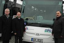 Více než tři desítky nových autobusů představili ve středu zástupci valašskomeziříčské provozovny ČSAD Vsetín.