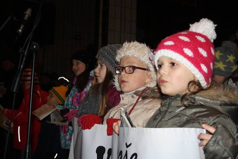 K celorepublikové akci Česko zpívá koledy se přidali i ve Vsetíně, zpívalo se před Domem kultury.