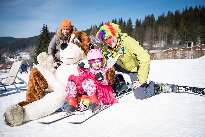 Lyžařská sezóna ve Ski areálu Razula vyvrcholí nedělní Maškarní lyžovačkou.