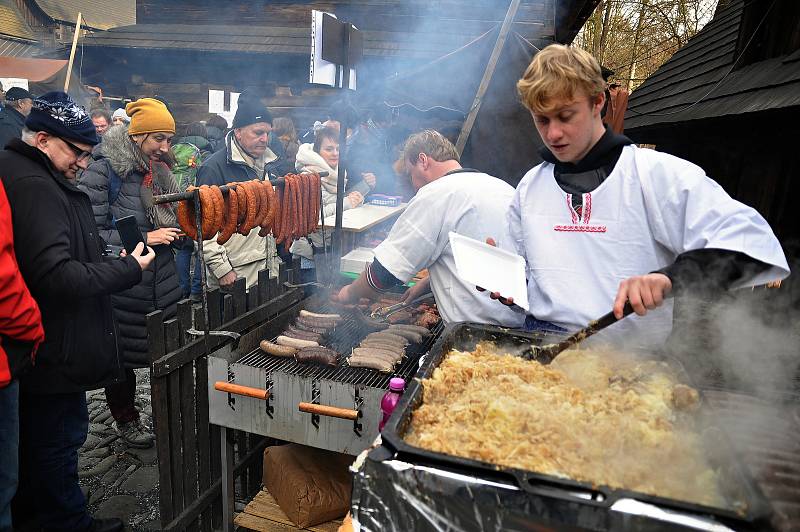 Bohatá byla v sobotu a neděli 14. a 15. prosince 2019 na Vánočním jarmarku ve Valašském muzeu v přírodě v Rožnově pod Radhoštěm také nabídka občerstvení. K mání byly například zabijačkové a uzenářské dobroty.