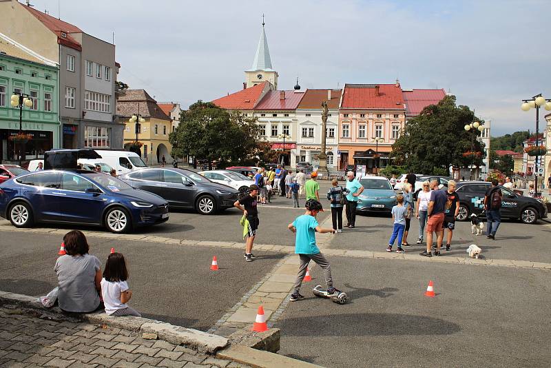 Milovníci elektromobilů se sešli 29. srpna 2020 na náměstí ve Valašském Meziříčí.