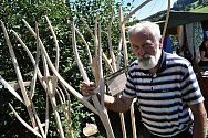 Dvaasedmdesátiletý Petr Gargulák z Fryštáku se zabývá ruční výrobou tradičních dřevěných vidlí.