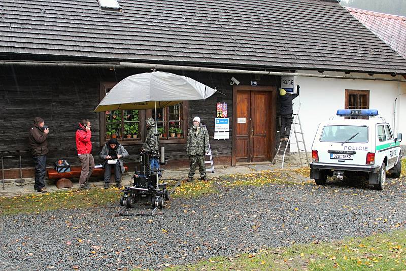 Filmaři natáčí ve Velkých Karlovicích volné pokračování seriálu Doktor Martin. Třináctidílná sada ponese název Strážmistr Topinka a hlavní roli si zahraje Robert Mikluš. V seriálu se nově objeví Jiří Bartoška nebo Jenovéfa Boková.