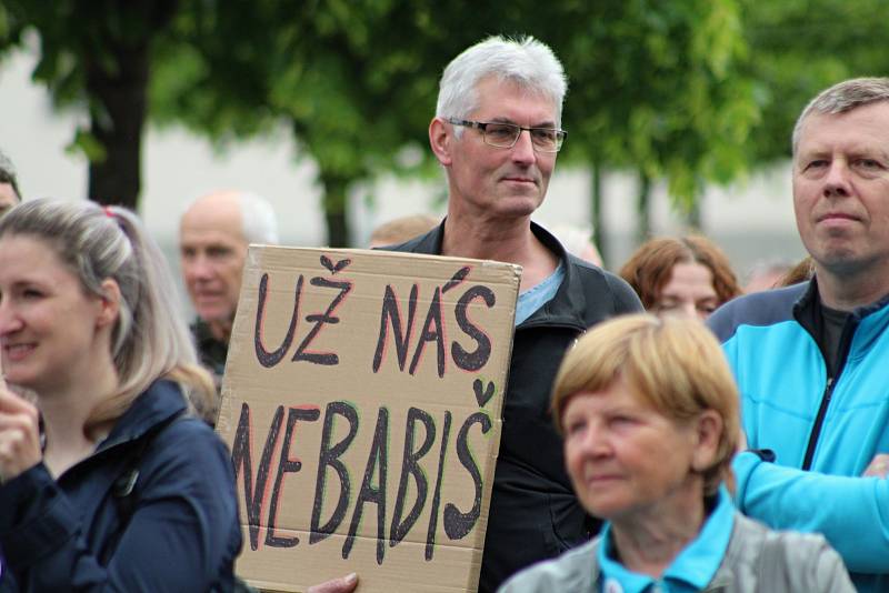 Na 250 lidí přišlo v úterý 28. května 2019 vyjádřit na vsetínské náměstí Svobody svůj nesouhlas s vládou Andreje Babiše. Mezi nimi také Aleš Diviš.