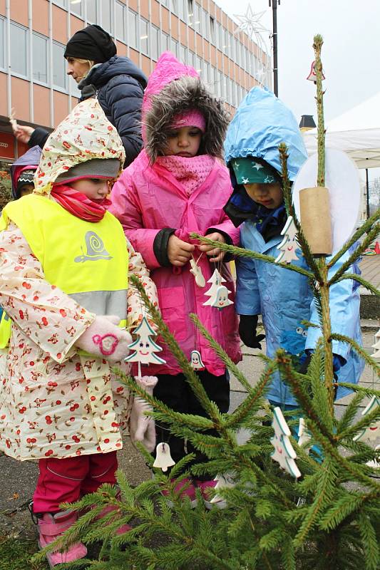 Mikuláši a čerti v tradičních maskách si dali dostaveníčko 3. prosince 2018 v centru Vsetína. Konal se tu Mikulášský den. Děti z mateřinky si zdobily své stromky.