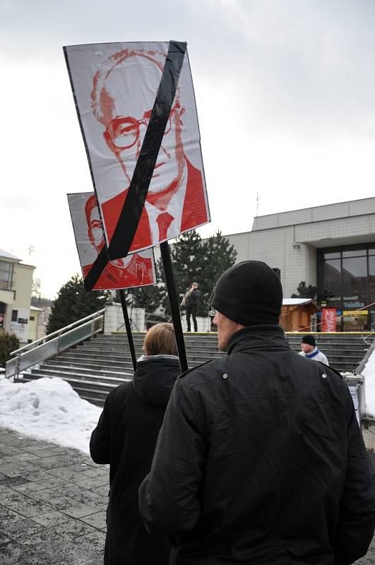 Sdružení Repelent21 protestující proti účasti zástupců KSČM v zastupitelstvu Zlínského kraje uspořádalo ve čtvrtek 7. února 2013 demonstraci před Domem kultury ve Vsetíně