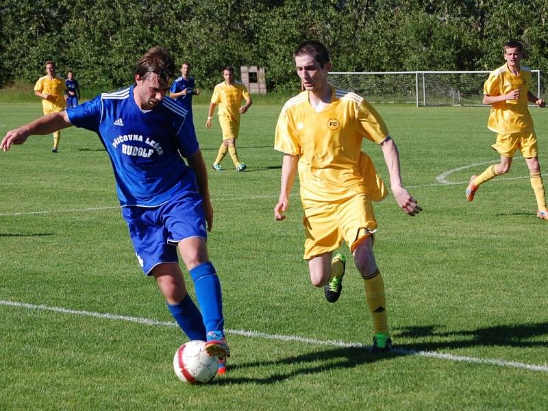 Fotbalisté Velkých Karlovic (žluté dresy) sice prohráli ve Fryštáku (2:3), ale slaví postup do divize. 