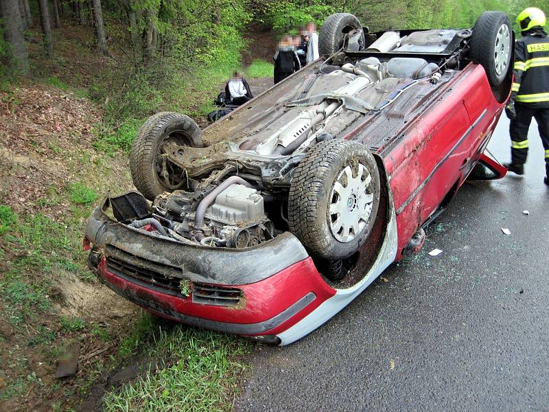 Záchranáři likvidují v pátek 3. května 2019 odpoledne následky dopravní nehody osobního vozu Volkswagen u Branek na Valašskomeziříčísku.