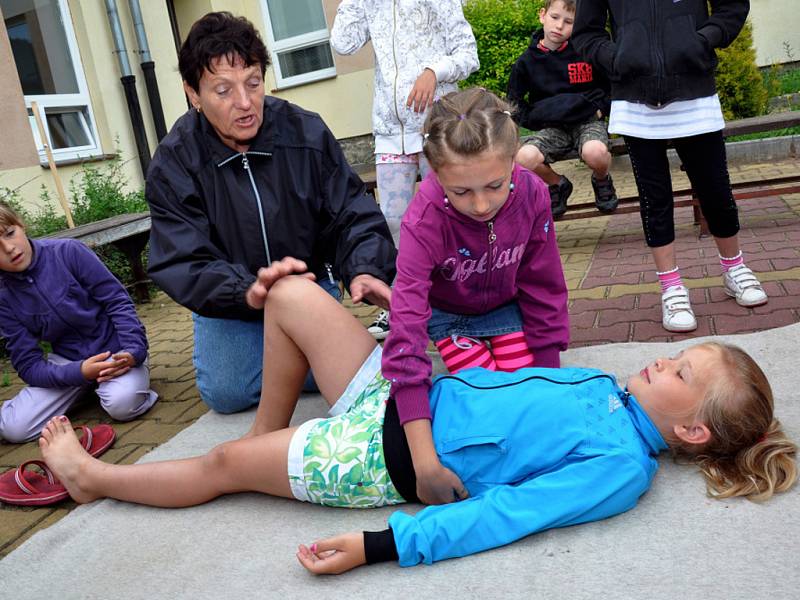 Žáci základní školy v Jablůnce prožili ve čtvrtek 28. června 2012 Den mimořádných událostí: naučili se například, jak uložit zraněného kamaráda do stabilizované polohy.