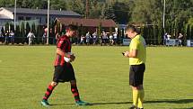 Fotbalisté Francovy Lhoty (červeno-černé dresy) zvítězili na hřišti Hrachovce 3:0 a postoupili do Krajského přeboru.