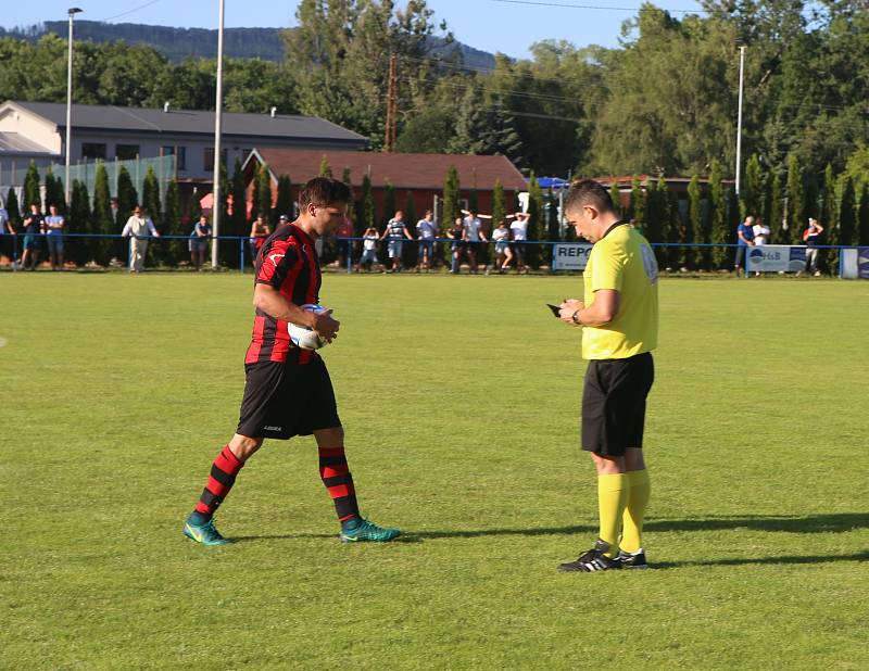 Fotbalisté Francovy Lhoty (červeno-černé dresy) zvítězili na hřišti Hrachovce 3:0 a postoupili do Krajského přeboru.