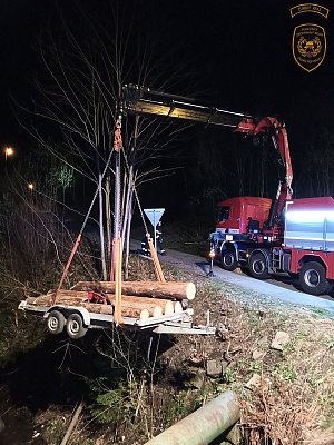 Hasiči zasahují v pondělí 8. dubna 2024 u nehody traktoru s vlečkou v Horní Bečvě. Stroj havaroval do místního potoka.