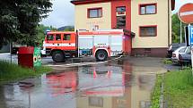 Velká voda potrápila hasiče 22. května 2019 v Huslenkách. Pod vodou byla část silnice, voda se rozlila do zahrad, zatopila sklepy obecního úřadu.