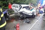 K tragické nehodě došlo v neděli (6. 8.) před polednem u Pozděchova na Vsetínsku. Při střetu dvou aut jeden řidič zemřel, druhý skončil v nemocnici.