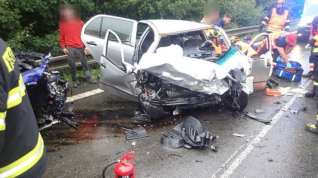 K tragické nehodě došlo v neděli (6. 8.) před polednem u Pozděchova na Vsetínsku. Při střetu dvou aut jeden řidič zemřel, druhý skončil v nemocnici.