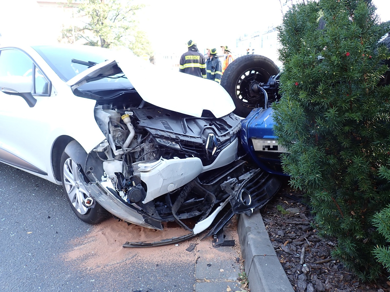 Nehoda v Rožnově: Jedno auto na střeše a dva zranění - Valašský deník