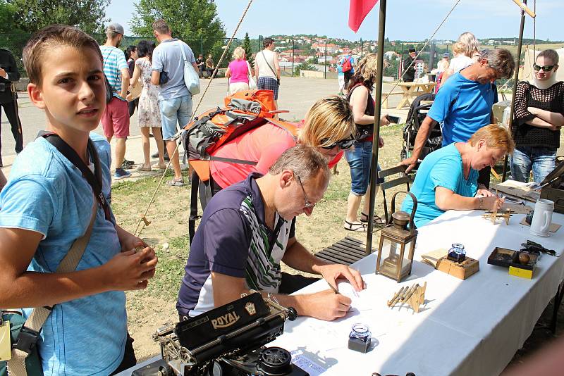 Na nádraží ve Valašských Kloboukách připomněli členové klubů vojenské historie stovkám diváků dobu 1. světové války.