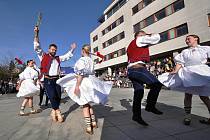 Tradiční jarmark nazvaný Valašské Velikonoce na Dolním náměstí ve Vsetíně zpestřili svým vystoupením muzikanti a tanečníci folklorního souboru Vsacan; čtvrtek 14. dubna 2022