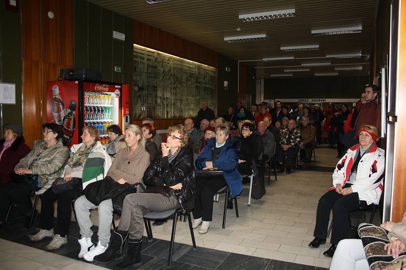 Veřejnost se rozloučila s Jarmilou Šulákovou.