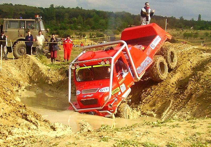 Valašská posádka Bronislav Ševčík – Olda Vašut s vozem Praga V3S na prvním podniku MČR v truck trialu v Milovicích.