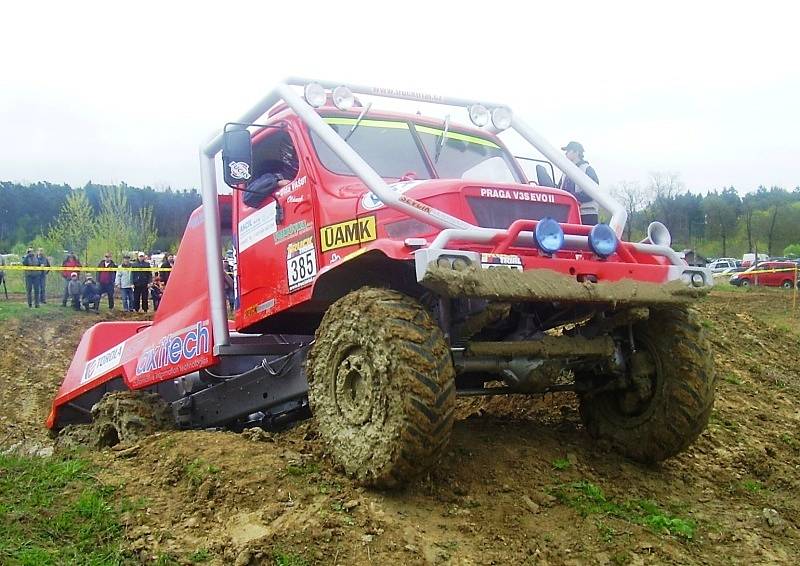 Valašská posádka Bronislav Ševčík – Olda Vašut s vozem Praga V3S na prvním podniku MČR v truck trialu v Milovicích.