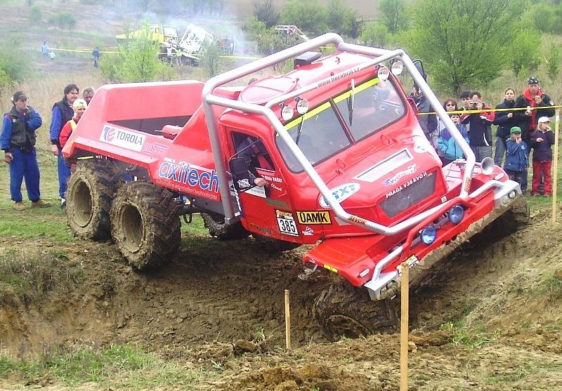 Valašská posádka Bronislav Ševčík – Olda Vašut s vozem Praga V3S na prvním podniku MČR v truck trialu v Milovicích.