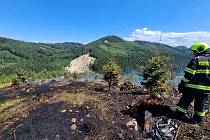 Hasiči zasahují ve středu 10. srpna 2022 u lesního požáru v nepřístupném terénu u Hošťálkové na Vsetínsku.