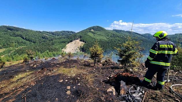 Hasiči zasahují ve středu 10. srpna 2022 u lesního požáru v nepřístupném terénu u Hošťálkové na Vsetínsku.