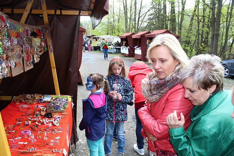 Desátý ročník Luženského jarmarku se uskutečnil v sobotu 6. května 2017 v okolí areálu tanečního kola v Lužné. Kromě stánků s tradičními rukodělnými výrobky připravili pořadatelé z obecního úřadu bohatý doprovodný a hudební program.