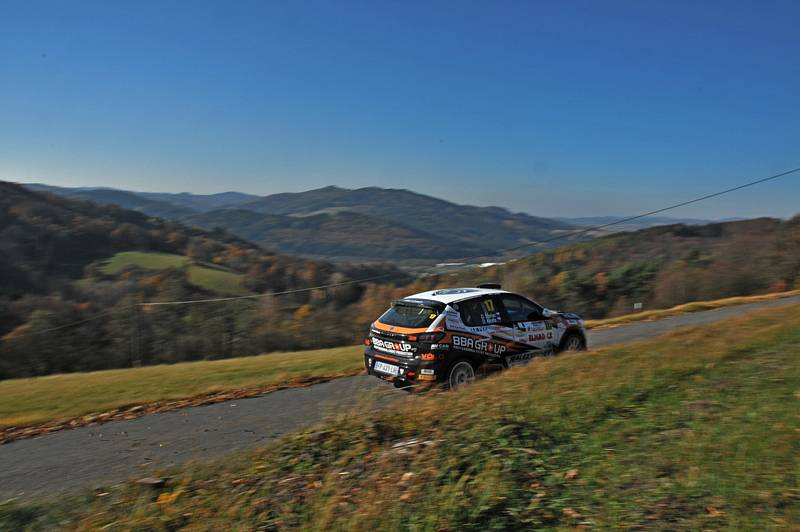 Zlínský pilot Adam Březík se spolujezdcem Ondřejem Krajčou ve voze Škoda Fabia R5 ovládl sobotní závod Rally Vsetín.