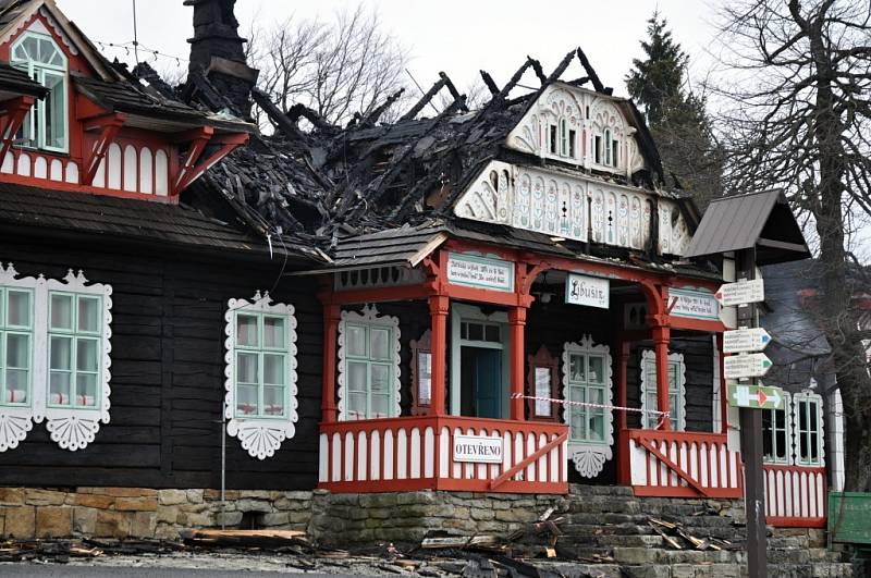 Hasiči dohašují rozsáhlý požár, který vážně poničil historickou budovy Libušína na Pustevnách postavenou podle architekta Dušana Jurkoviče; Pustevny, Prostřední Bečva, pondělí 3. března 2014.