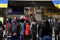 Masarykovo náměstí v Rožnově pod Radhoštěm hostilo v sobotu 19. března 2022 benefiční koncert pro Ukrajinu. Na pódiu písničkář Patt Berry.