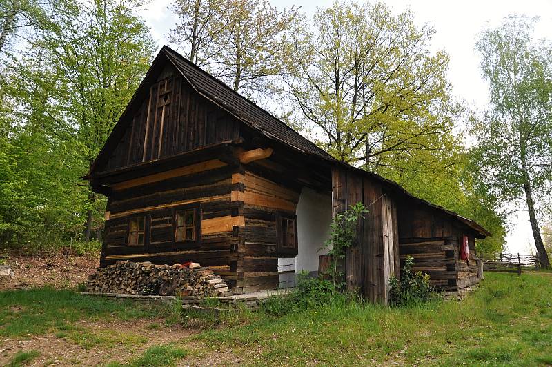 Polčáková chalupa z Prlova umístěná v areálu Valašské dědiny ve Valašském muzeu v přírodě v Rožnově pod Radhoštěm; 7. května 2020