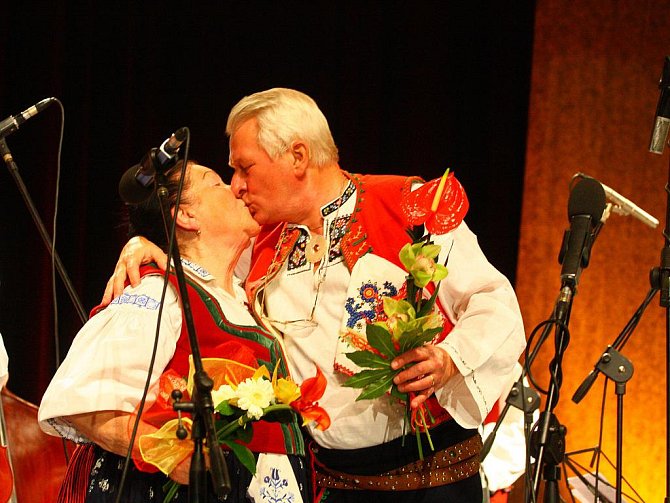 Cimbálové muziky Valašska a sólisti přišli uplynulou sobotu (24. října) pogratulovat legendám valašské písně Jarmile Šulákové a Josefu Lažovi
