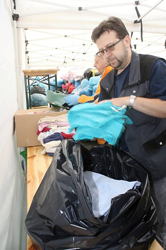 Diakonie Vsetín pořádala od čtvrtka 17. do soboty 19. května 2018 tradiční sbírku šatstva. Lidé darovali oblečení, lůžkoviny i boty. Věci poputují organizaci Textilní banka.cz, která je znovu využije. Na snímku zaměstnanec Diakonie Milan Kubičík.