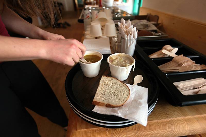 Vládní nařízení v současné době neumožňují obnovené památce Libušín na Pustevnách běžný provoz. Jako v řadě jiných gastro provozů, i zde otevřeli alespoň výdejní okénko; sobota 30. ledna 2021