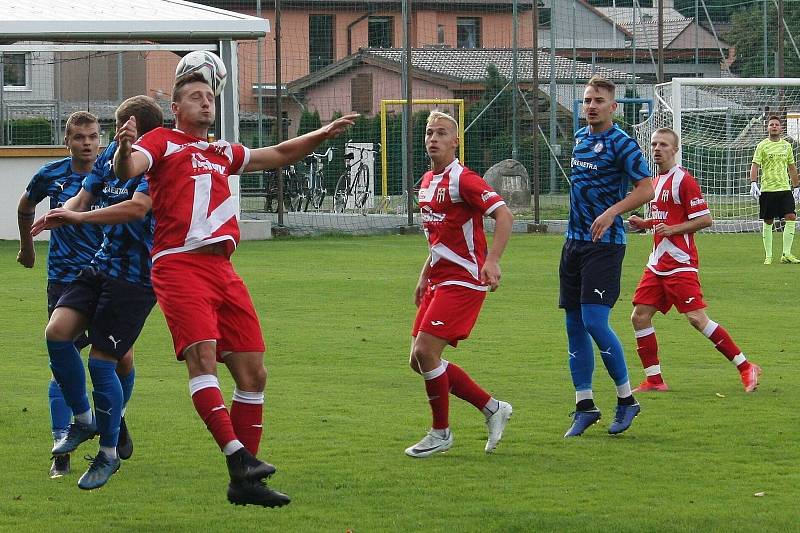 Fotbalisté Vsetína (v červených dresech) v neděli odpoledne vyhráli ve Všechovicích 4:3.