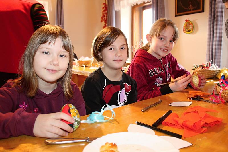 Děti z Francovy Lhoty si v pátek 23. března 2018 v místním Muzeu kardinála Trochty užily velikonoční tvoření. Pletly pomlázky, zdobily perníky či kraslice nebo pekly velikonoční pečivo.