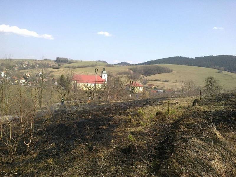 Požár trávy ve Francově Lhotě