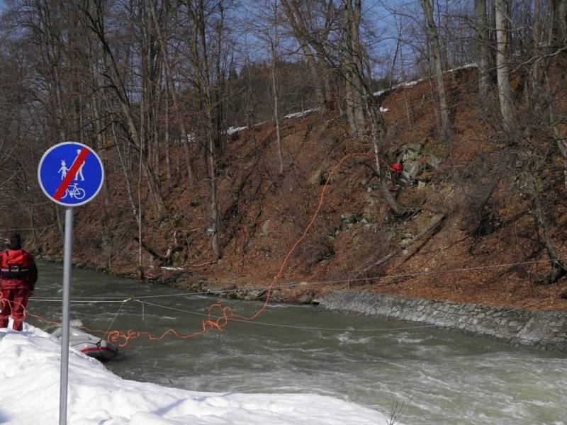 Hasiči zachraňovali muže ze Vsetínské Bečvy u obce Karolinka.