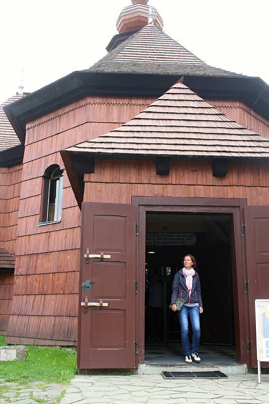 Velké Karlovice se těší velké oblibě turistů. Výjimkou nebyl ani poslední prázdninový týden roku 2020. Oblíbeným cílem je kostel Panny Marie Sněžné, který nabízí komentované prohlídky.