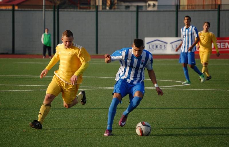 Fotbalisté VKK (žluté dresy) v posledním podzimním kole prohráli ve Vítkovicích 1:3. 