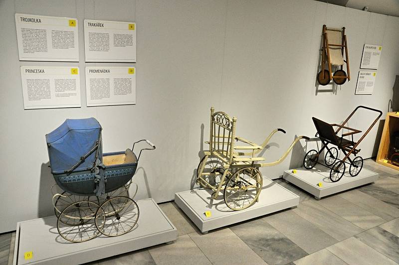 Z výstavy historických kočárků s názvem Až přiletí čáp instalované v Muzeu regionu Valašsko na zámku ve Vsetíně.