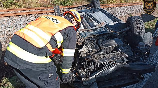 Záchranáři zasahují v pondělí 23. října 2023 u nehody osobního automobilu u Zašové.
